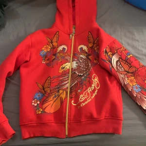 Ed Hardy hoodie - Röd ed Hardy hoodie knappt använd storlek 36