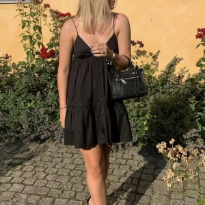 Klänning från zara - Superfin klänning från zara, funkar till allt och är inte använd många gånger. Fint skick.