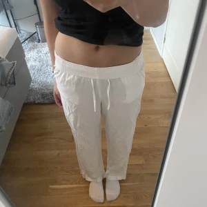 Linnebyxor - Ett par vita linnebyxor som jag köpte förra året. Säljer dom pga att dom är för små. Vet inte vad det är för strl men jag är 167 och börjar bli lite korta och tajta. Skulle tro att dom är i xs/s