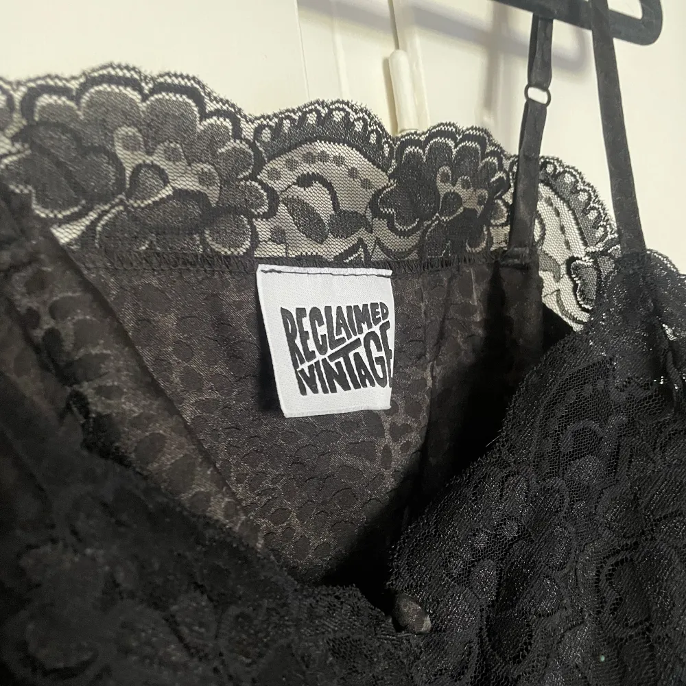 Säljer ett svart leopard mönstrat linne från Reclamied Vintage. Inköpt förra året. Inte kommit till användning.   Storlek S . Toppar.