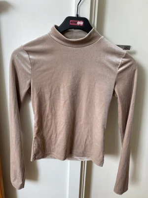 Polotröja från Gina Tricot  - Superfin mjuk polo från Gina Tricot! Knappt använd. Strl XS men passar även någon som har S. Beige färg.