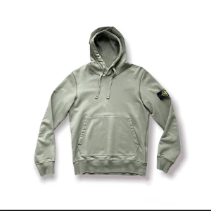 Stone island hoodie - Köpt på nk i Göteborg. Liten blekt fläck i mitten, se bild.
