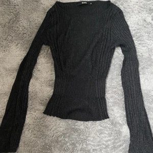 Glittrig topp - Säljer denna svarta glittriga toppen. Den formar midja osv fint. Finns inte kvar längre att köpa. Ordinarie pris cirka 350kr 