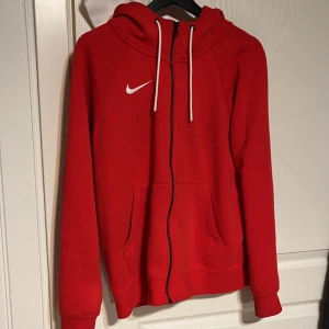 Röd nikehoodie - En röd nikehoodie, storlek S. I bra skick, endast använd ett fåtal gånger ☺️