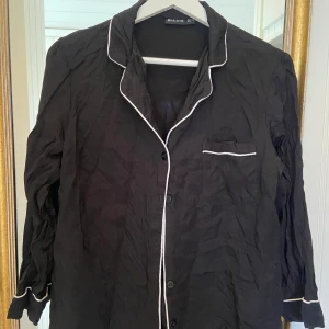 Pyjamas  - Svart pyjamas skjorta, fint skick och så fin🖤