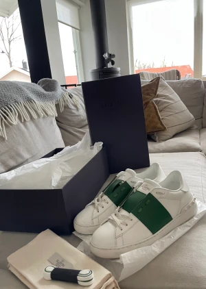 Valentino Open skor - Tja, säljer nu ett par valentino open skor i den sjukt eftertraktade färgen mörkgrön som dessutom är slutsåld i butik. Allt og på bild tillkommer vid köp! Sjukt bra skick!! Cond (9,3/10) Vid frågor och funderingar är det bara att ta kontakt med mig :) 🥰👌🏽