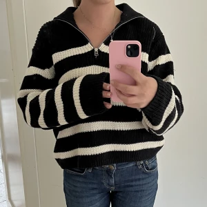 Randig stickad tröja - Randig stickad tröja i väldigt bra skick, säljer då den inte kommer till användning längre ❤️