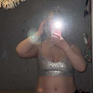 Glitter topp  - Haft denna på mig endast en gång så i mycket fint skick. Säljes eftersom den är för liten för mig. Storlek XS