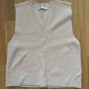 Zara väst - Liten i storlek. Passar S-M