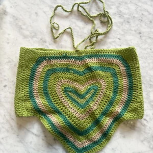 Stickad hjärtformad topp - Stickad hjärtformad topp i grönt!💚