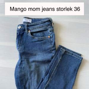 Supersnygga mom jeans från mango , har haft flera olika färger för de sitter så snyggt! Dessvärre har dessa i storlek 36 blivit för små , använda Max 2 gånger 