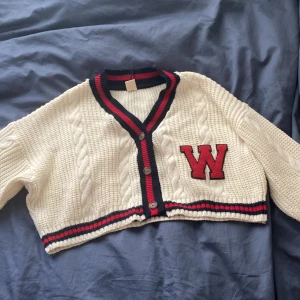 Cardigan  - Säljer denna croppade cardigan från Urban Outfitters! Använt 1-2 gånger så i princip helt ny! 