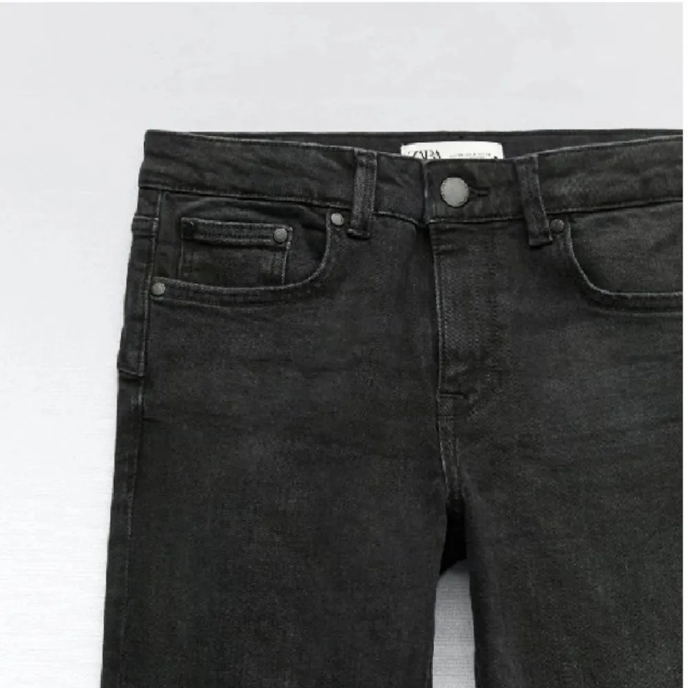 Säljer dessa jättefina slutsålda  zara jeans i storlek 34❤️. Jeans & Byxor.