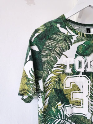 Grön H&M Klänning - Storlek S - För Sömnkläder - Denna grön H&M cotton klänning i storlek S är perfekt för sömnkläder. Klänningen är mjuk och bekväm att bära. Designen är enkel och avslappnad, vilket gör den till en idealisk nattkläder.