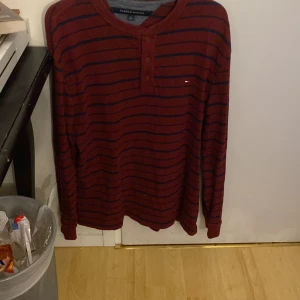 Tommy Hilfiger - Tommy Hilfiger tröja i fint skick, Storlek L. Hör av er vid intresse