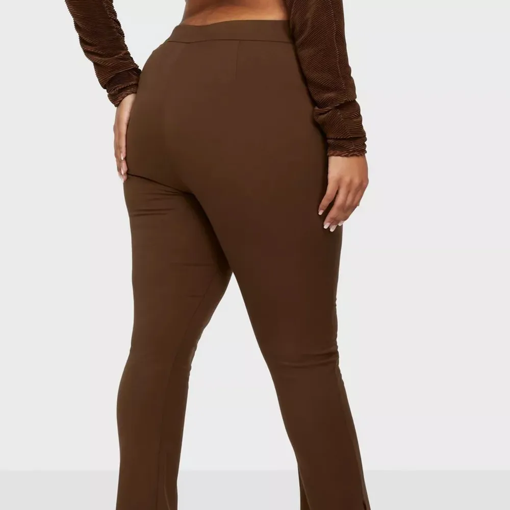 Populära bruna byxor med slits från Bianca Ingrossos kollektion med Nelly. Slutsålda på hemsidan. . Jeans & Byxor.