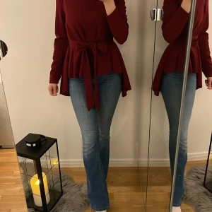Bluse  - Mörkröd vacker bluse med belte