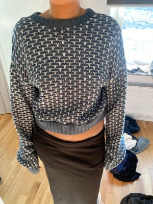 Tröja  - En stickad kroppad tröja, lappen är borta men passar mig ( M) 
