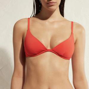 Säljer en helt ny bikini topp då den inte passar aldrig andvänd💗 från calzedonia 