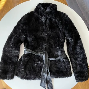 Pälsjacka  - Svart pälsjacka av märket Divided by H&M, st 34 pälsimitation. Jag älskar den  men nu har jackan blivit för liten, endast därför jag säljer den. 