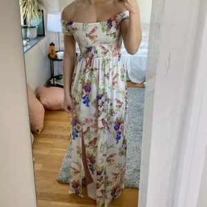 Lång klänning - Jätteskönt stetchigt material, helt oanvänd! Har två slitsar fram och går att ha på två olika sätt (bild 1 & 2). Jag på bilden är 160cm, ingen lapp men uppskattar den till xxs/xs💕