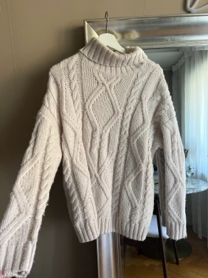 Creme vit stickad polotröja  - Köpt från primark. Kommer inte till användning. 