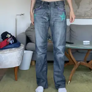 Säljer dessa lågmidjade Levis jeans med målade tryck som jag målat själv. Det är bla stjärnor. Köp nu eller kom med prisförslag💕köpte second hand så är inte 100 på att de är äkta.