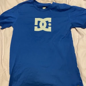 DC shoes t shirt - Bra sick står att det är XL men den passar som M