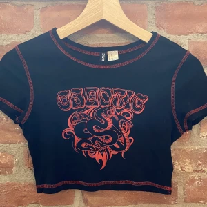  T-shirt -  svart kroppar t-shirt med röda sömmar. Bra skick. 