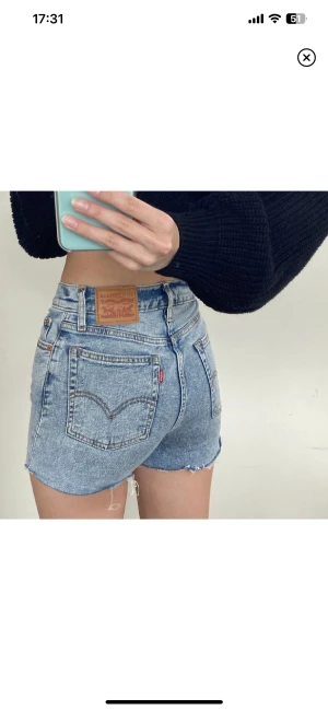 Levis shorts - Säljer mina Levis shorts som knappt är använda av mig, väldigt bra skick. De är för små för mig. Storlek 25, ungefär XS-S ☺️