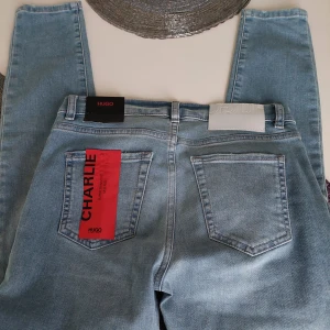 Nya äkta hugo boss stl 26 - Äkta hugo boss med tags kvar 1699kr Stl S säljes för endast 450kr ett kap! 