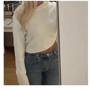 Stickad tröja  - Säljer denna slutsålda stickade från zara som är liten i storleken, storlek M men sitter som xs💕