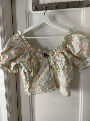 Söt topp  - Topp från Gina Tricot aldrig använd säljer på grund av att den var för stor 😊🌟 Köpt för 199kr