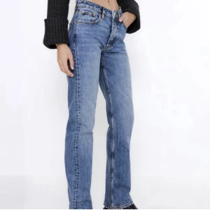 Zara jeans mid rise straight  - Ett par raka jeans från Zara med medelhög midja! Storlek 36