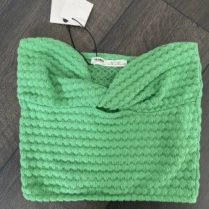 Grön stickad topp - Säljer denna gröna toppen från pull&bear då den är för liten, helt oanvänd med lappen kvar!💞