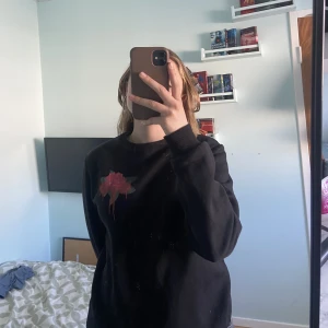 Hoodie  - Jättefin och skön hoodie! Säljer då jag har för mycket kläder. Kan både fraktas och mötas upp i Stockholm💗