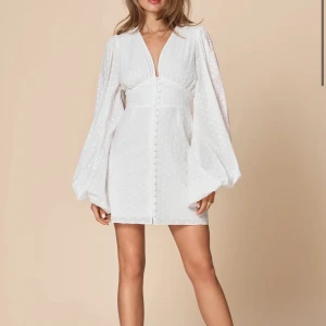 Adoore klänning - Adoore klänning i storlek 34! Endast använd vid ett tillfälle och är köpt på adoores hemsida för 1495kr. Frakt tillkommer ❤️