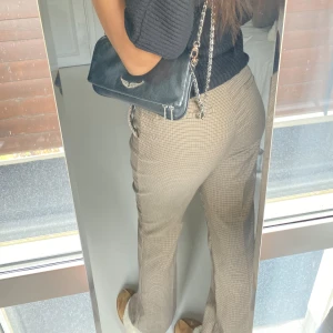 Kostymbyxor  - Säljer dessa super snygga kostymbyxor från h&m!De är sparsamt använda då de enbart används vid ett tillfälle❣️Jag är vanligtvis en s/m person och skulle säga att de passar dig som är under 1,70 eller runt 1,70!