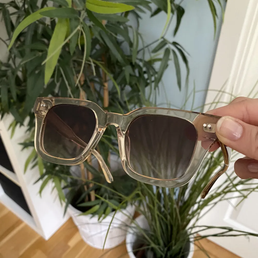 Intressekoll på dessa bruna chimi glasögon. Jag har ett synfel och använder andra glasögon med den styrkan nu, därför behöver någon annan ge de liv i sommar igen. De är bruna och skickas i chimis förpackning! 💐 Läs kommentar!. Accessoarer.