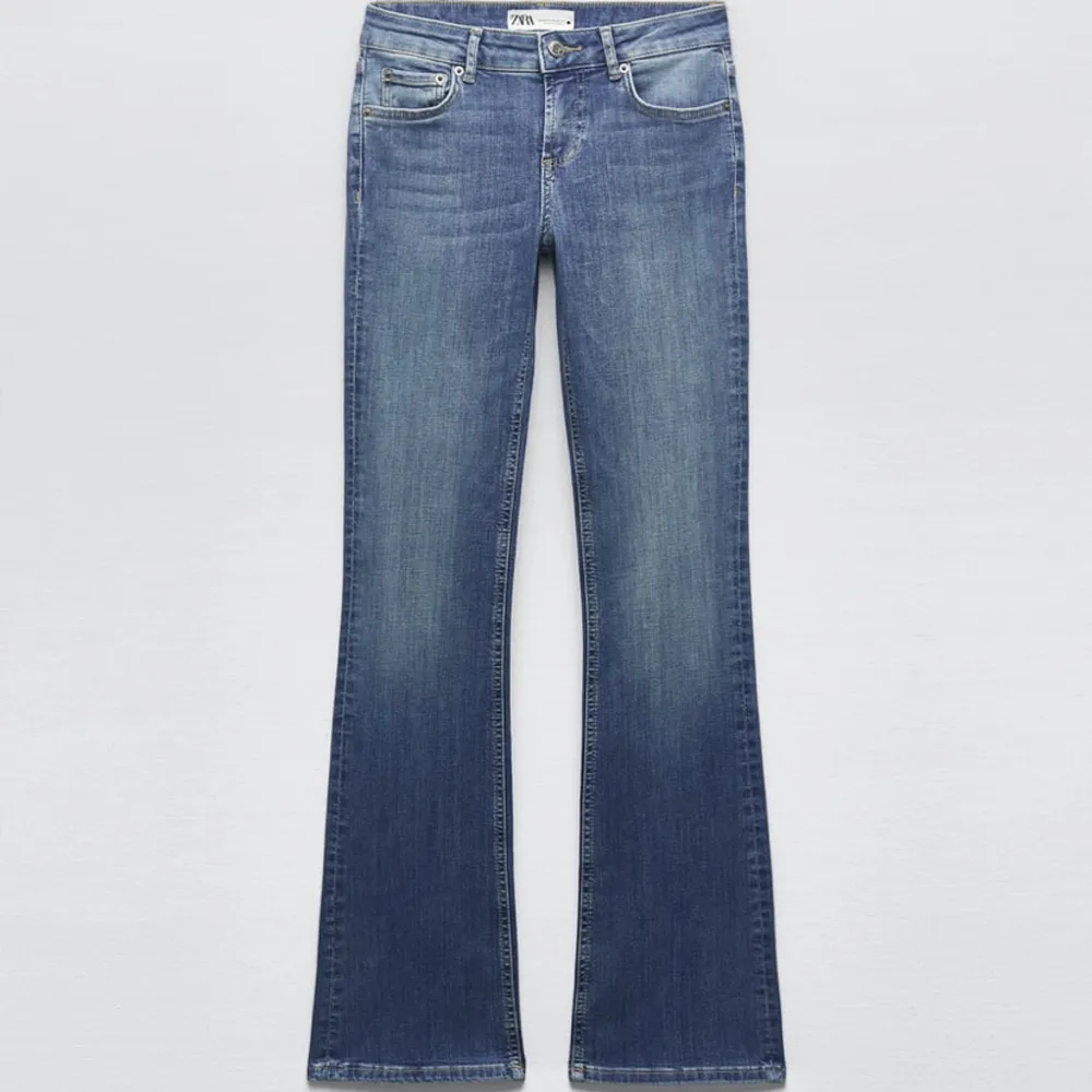 Säljer mina lågmidjade mörkblå jeans från zara i modellen ”jeans zw the bootcut”. Inte använda så många gånger så de är inte slitna alls💕säljer pågrund av att jag har 2 stycken likadana. Köpte för 399 kr, KÖP HELST GENOM ”KÖP NU” KNAPPEN🥰. Jeans & Byxor.