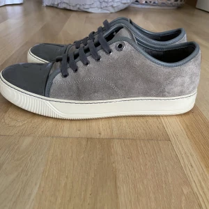 Lanvin skor - Säljer dessa tvär snygga lanvins skor i storlek 5 som motsvarar 41. Skicket är jättebra endast en lite crease på ena skon men inget man ens tänker på. Säljer pga för små.  Endast skorna medföljer !! Skriv för funderingar