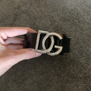 Dolce Gabbana bälte - Säljer nu mitt Dolce Gabbana bälte som jag köpte för ca ett halvår sedan för 2900kr, säljer det pga att jag nu har köpte ett nytt bälte och änvänder inte det. Det är i toppen skicka och jag har använt de ca 20 gånger.