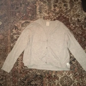 Kofta - Supermysig kofta från zara knitwear. Storleken är 164 men den sitter som en xs/s (men inte tajt). Passar till i princip vad som helst, speciellt nu till sommaren❤️