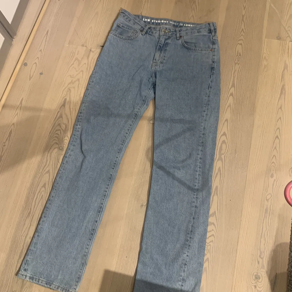 Low Waist jeans från bikbok i strl 38. Endast andvända 3-4 ggr. Ordinarie pris 700 kr, mitt pris 300 kr. Skickas med postnords skicka hem. (Säljs då de blivit för stora). Jeans & Byxor.