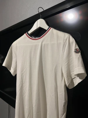 Moncler - Moncler t shirt i mycket fint skick, t shirten är äkta och det finns bilder på Scan kod osv. Skriv vid mer frågor eller bilder. Kan gå ned i pris vid snabb affär 