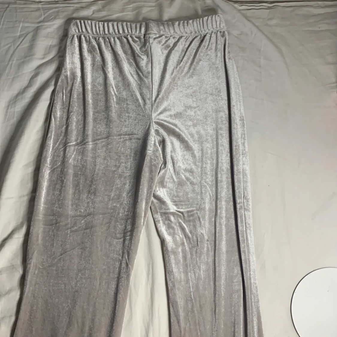 Grå sammetsbyxor. - 90