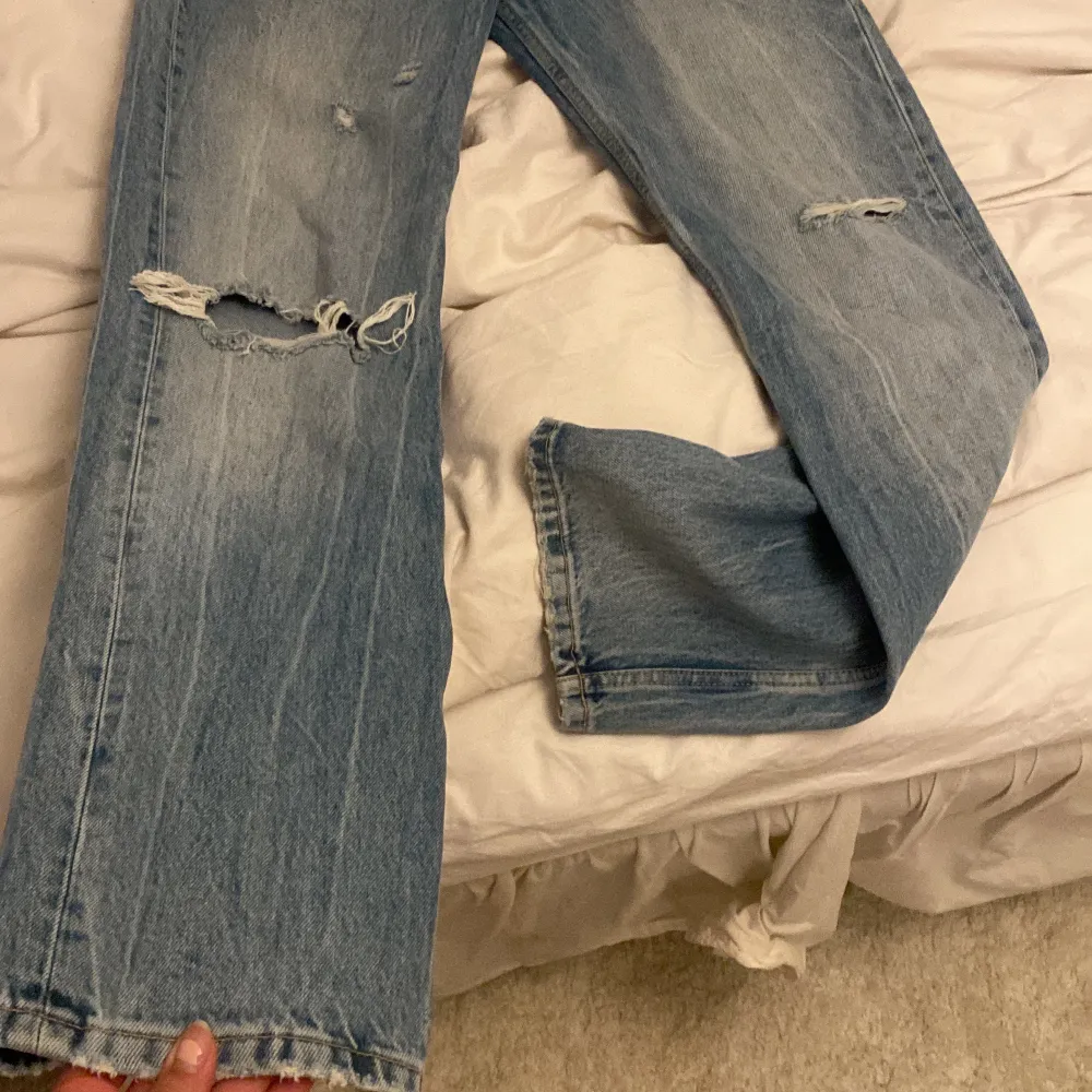 Säljer mina nästintill oanvända zara jeans då dom inte kommit till användning, storlek 38/m och sitter bra på mig som är 173. Ljuset kan se lite gult ut men dem är i en fräsch blå med lite snygga slitningar! Fler bilder vid intresse!🙏🏽. Jeans & Byxor.