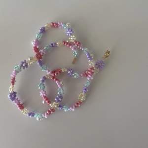 Handgjort blommigt halsband i härliga sommarförger🌸 Går att få matchande armband och fotlänk till 🌸🍉