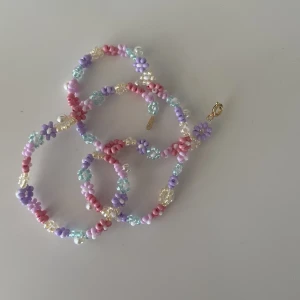 Pärlat halsband  - Handgjort blommigt halsband i härliga sommarförger🌸 Går att få matchande armband och fotlänk till 🌸🍉