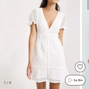 Studentklänning  - Säljer nu denna klänning i storlek s då den inte passade mig, aldrig använd endast provad. Lappen finns kvar🤍